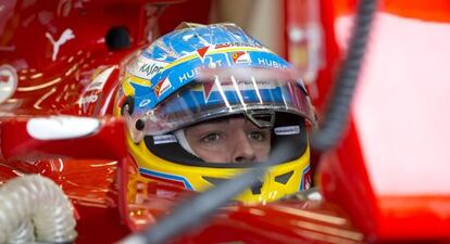 Alonso, a bordo de su Ferrari, durante la calificación de Silverstone.