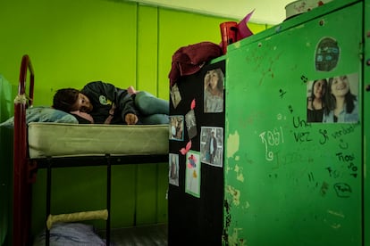 Leilani López descansa en los dormitorios de su colegio.