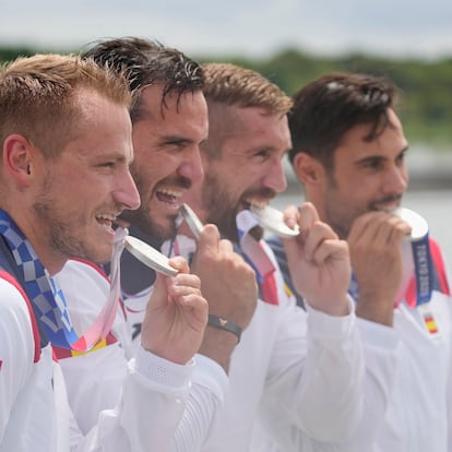Tokyo (Japan), 07/08/2021.- (L-R) Silver medalists Marcus Walz, Saul Craviotto, Carlos Arevalo and Rodrigo Germade of Spain bite their medals during the Men's Kayak Four 500m Finals awarding ceremony at the Tokyo 2020 Olympic Games at the Sea Forest Waterway in Tokyo, Japan, 07 August 2021. (Japón, España, Tokio) EFE/EPA/FRANCK ROBICHON