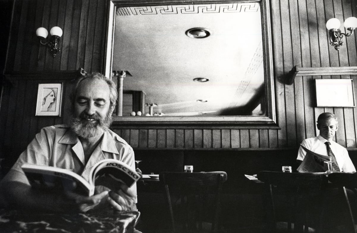 Cien años de Ángel González, poeta y “santo por lo civil”