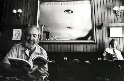El poeta Ángel González, en primer término, en el Café Gijón, Madrid, en agosto de 1980.