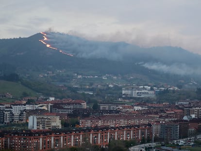 El fuego, este viernes en el monte Naranco, a las afueras de la ciudad de Oviedo.