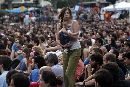 Imagen de la asamblea del Movimiento 15-M en la plaza del Ayuntamiento de Valencia hace 10 años.