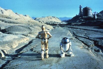 Anthony Daniels (C-3PO) y Kenny Baker (R2-D2) en 'Star Wars: Episodio VI-El retorno del Jedi' (1983). A pesar de que los actores compartían muchas escenas en la película apenas pasaban tiempo juntos durante el rodaje.
