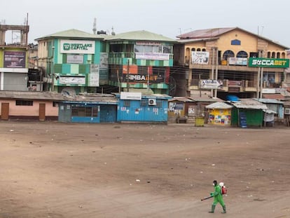 Un trabajador comunitario desinfecta un mercado en Accra, Ghana, el 23 de marzo de 2020.  