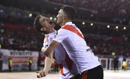 Ignacio Fernández celebra junto a Matias Suarez tras marcar el segundo gol de River Plate ante Boca Juniors.