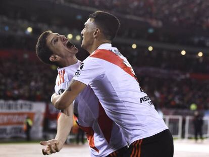 Ignacio Fernández celebra junto a Matias Suarez tras marcar el segundo gol de River Plate ante Boca Juniors.