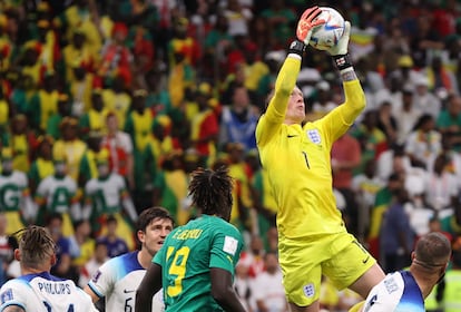 El guardameta inglés Jordan Pickford ataja un balón en su área. 