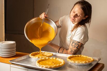 Scarlett Linderman socia y chef del restaurante Cicatriz, colocando el relleno en las bases, para el horneado del pay de calabaza en Ciudad de México el 11 de noviembre del 2023.