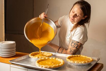 Scarlett Linderman socia y chef del restaurante Cicatriz, colocando el relleno en las bases,  para el horneado del pay de calabaza en Ciudad de México el 11 de noviembre del 2023.