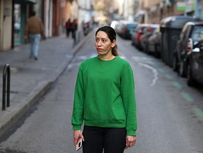 Marina Duarte, madre de dos menores, lleva un año sin poder arrendar piso en Madrid.