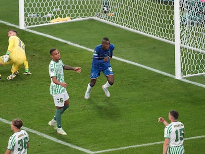 Jackson celebra el segundo gol del Chelsea para remontar al Betis.