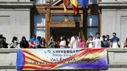 Una pancarta sobre el aniversario de la II Rep&uacute;blica, en el balc&oacute;n del Ayuntamiento de Valencia. 