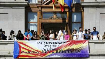 Una pancarta sobre el aniversario de la II República, en el balcón del Ayuntamiento de Valencia.