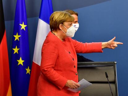 La canciller alemana, Angela Merkel y el presidente francés, Emmanuel Macron se preparan para dar una rueda de prensa, al final de la cumbre de la Unión Europea, en Bruselas (Bélgica).