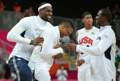 LeBron James bromea con Westbrook y Chris Paul durante el partido ante Nigeria.