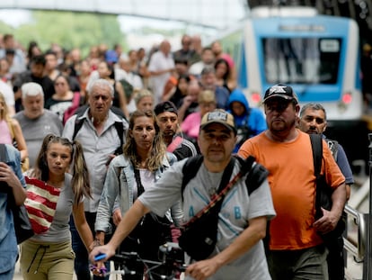 Argentinos caminan en la estación de tren de Buenos Aires.