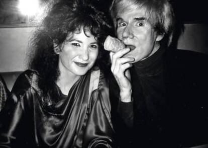 Janowitz, celebrando en 1986 el &eacute;xito de &lsquo;Esclavos de Nueva York&rsquo; con un tal Andy Warhol en una fiesta organizada en su honor.