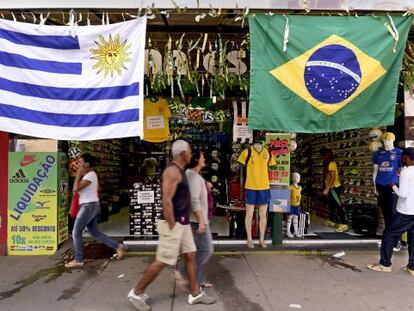 Sete Lagoas, pronta para o Mundial com bandeiras do Brasil e do Uruguai.