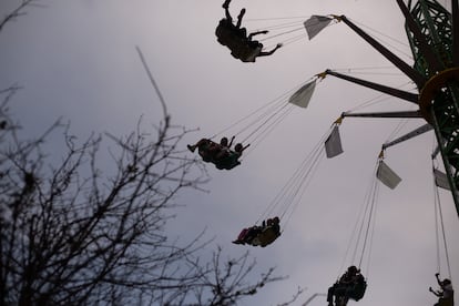 Visitantes giran en las sillas voladoras, una de las atracciones del festival.