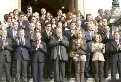 El alcalde de Bilbao, Iñaki Azkuna, en el centro, ha presidido esta mañana la concentracción convocada por la Junta de Portavoces de este consistorio en solidaridad con las víctimas de las agresiones perpetradas en el barrio bilbaíno de Santutxu por un joven, que mató a navajazos a un hombre de 65 años e hirió a seis personas.