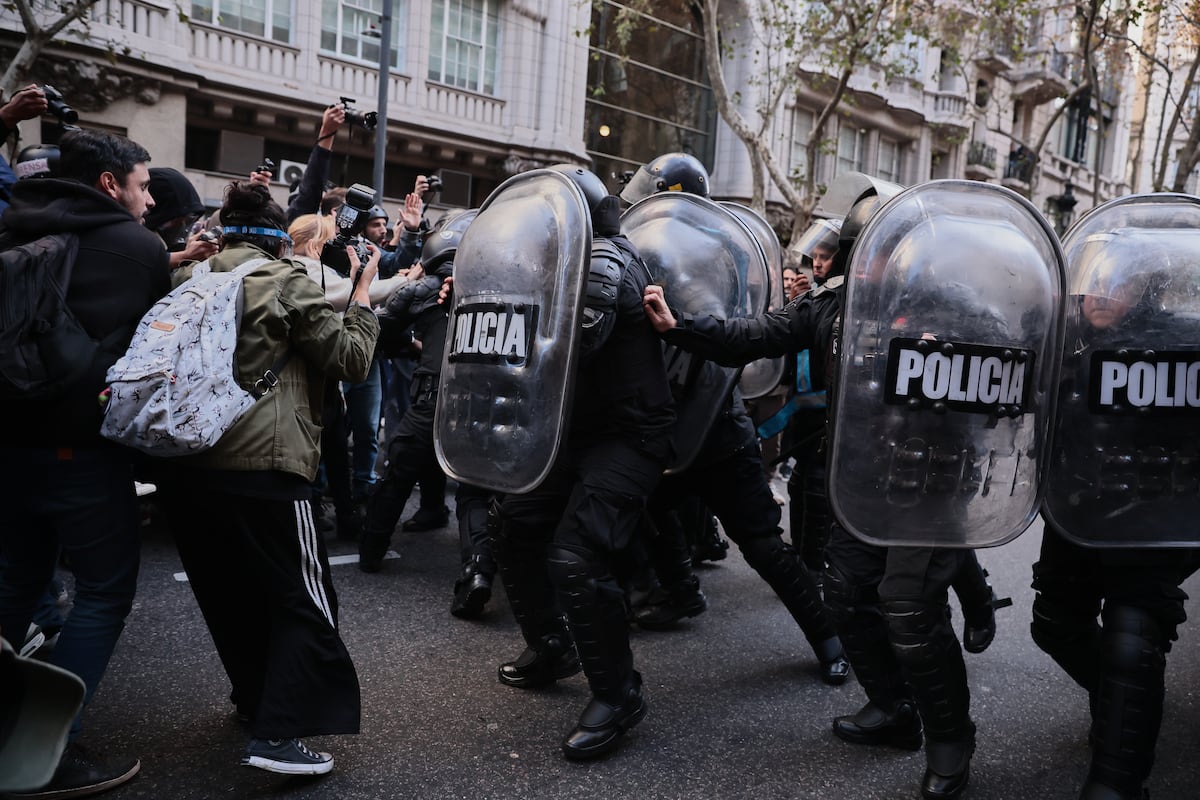 Milei avala por decreto que la policía pueda detener y espiar sin orden judicial
