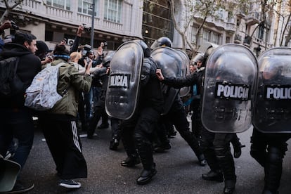 Policía de Argentina se enfrenta a manifestantes durante una protesta en Buenos Aires, el 11 de junio de 2025.