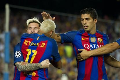 Messi, Neymar y Suárez, tras el gol del argentino.