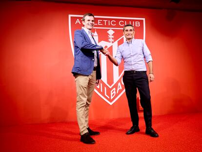 Jon Uriarte (i) recibe a Ernesto Valverde como entrenador del Athletic de Bilbao, el pasado junio de 2022.