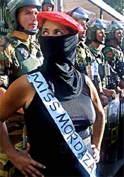 Una mujer protesta contra la nueva ley de contenidos ayer en Caracas.