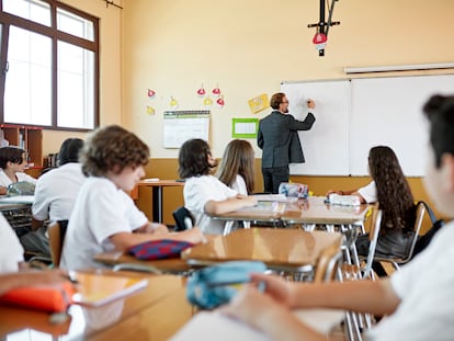 Niños y niñas chilenos en educación básica reciben clase de ciencias.