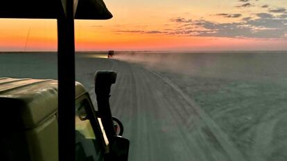 Ruta en 'jeep' al atardecer en el desierto del Kalahari.