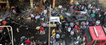Ciudadanos del barrio damasceno de Yarmana se arremolinan alrededor del lugar en el que hizo explosión el coche bomba.