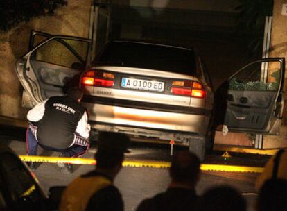 Agentes de la Policía Judicial inspeccionan el vehículo del alcalde de Polop en 2007 tras su asesinato.