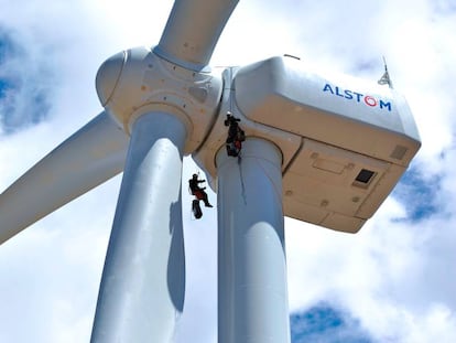 Treballadors d'Alstom inspeccionen un parc eòlic.