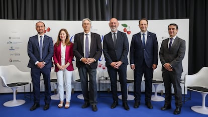 Desde la izquierda los rectores, Ángel Arias (Carlos III), Amaya Mendikoetxea (Autónoma de Madrid), José Vicente Saz Pérez (Alcalá), Joaquín Goyache (Complutense), Óscar García (Politécnica) y Abraham Duarte (Rey Juan Carlos).