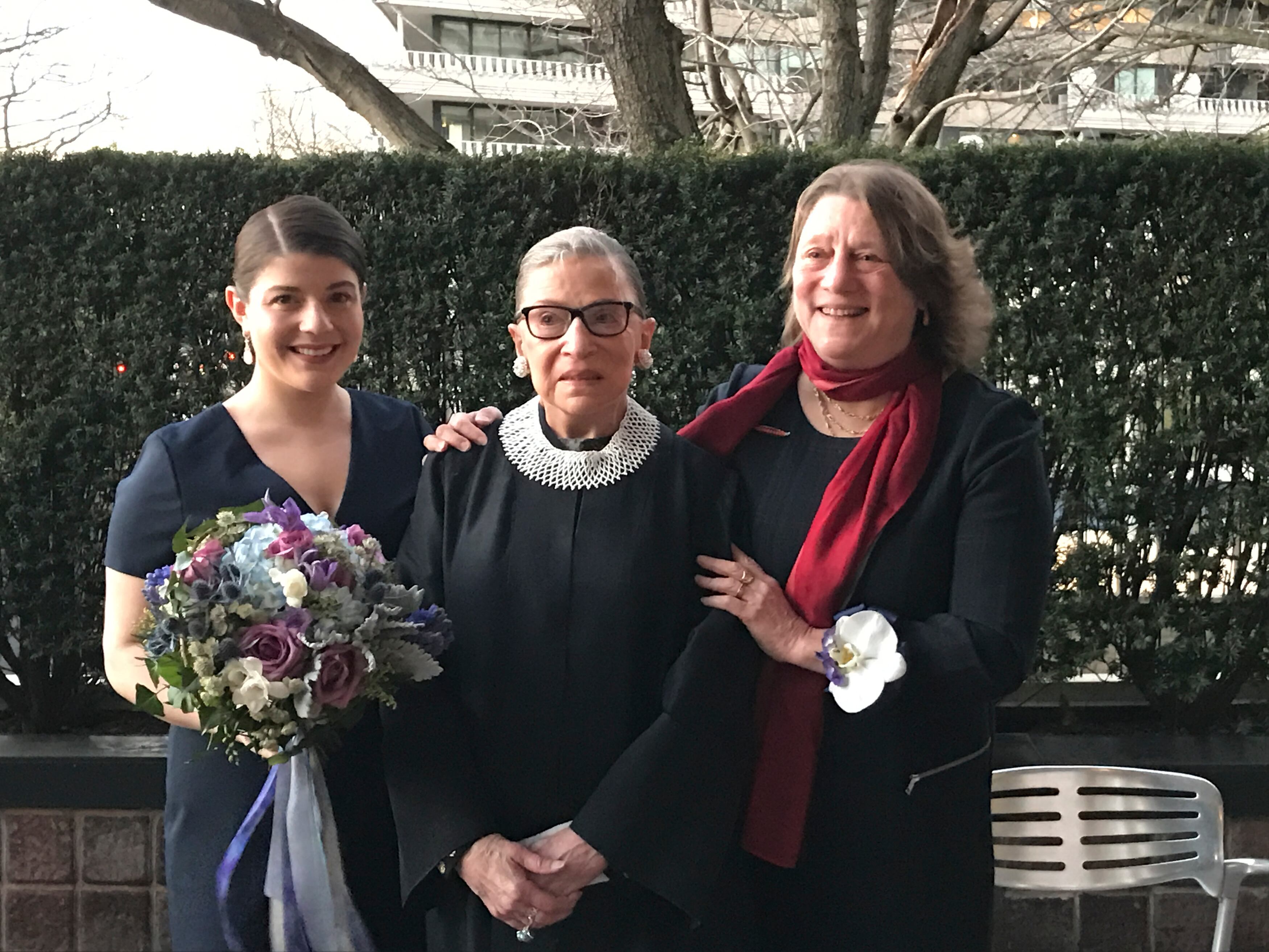 Tres generaciones de mujeres dedicadas al derecho: Jane C. Ginsburg, junto a su madre, Ruth Bader Ginsburg, y su hija, Clara Spera, en la boda de esta última.