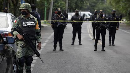 Un soldado, tras el atentado al jefe de la policía de Ciudad de México, Omar García Harfuch.