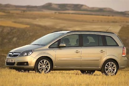 El nuevo Zafira tiene una imagen más elegante y cuidada. El frontal, con los nuevos faros multifocales, las aletas resaltadas y las llantas aportan una estética menos pesada y un aire más deportivo.