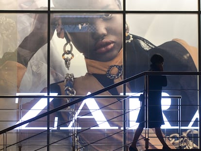 Una mujer pasa por delante de una publicidad con el logo de Zara, en Cracovia.