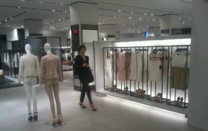 Una cliente pasea por la nueva tienda de Zara, en Nueva York