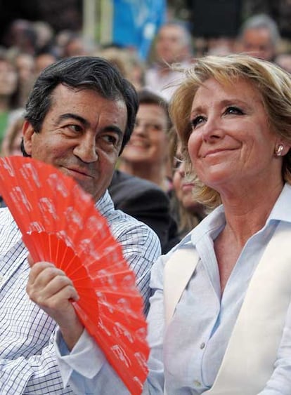 Esperanza Aguirre y Francisco Álvarez-Cascos, ayer en Alcalá.