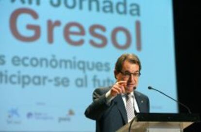 GRA088 SALOU (TARRAGONA), 16/10/2013.- El presidente de la Generalitat, Artur Mas, durante su intervenci&oacute;n en la inauguraci&oacute;n de la duod&eacute;cima edici&oacute;n de la jornada econ&oacute;mica Gresol, que se celebra en Salou (Tarragona) donde ha destacado la capacidad de Catalu&ntilde;a para captar inversiones extranjeras a pesar del &quot;ruido pol&iacute;tico&quot; generado por el debate soberanista.EFE/Jaume Sellart