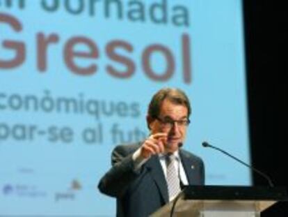GRA088 SALOU (TARRAGONA), 16/10/2013.- El presidente de la Generalitat, Artur Mas, durante su intervenci&oacute;n en la inauguraci&oacute;n de la duod&eacute;cima edici&oacute;n de la jornada econ&oacute;mica Gresol, que se celebra en Salou (Tarragona) donde ha destacado la capacidad de Catalu&ntilde;a para captar inversiones extranjeras a pesar del &quot;ruido pol&iacute;tico&quot; generado por el debate soberanista.EFE/Jaume Sellart