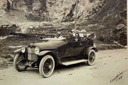 Ortega, en el asiento trasero, a la izquierda de la foto, en los Picos de Europa en 1918.