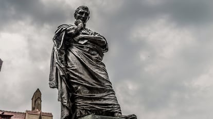 Estatua de Ovidio en Constanza, la antigua Tomos de su confinamiento.