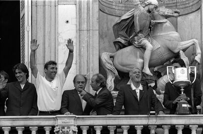 Celebración barcelonista en la Plaza de Sant Jaume en 1997. En la foto: Stoichkov (2º izq.) , Pujol (3º izq.) , Núñez (4º izq.) y sir Bobby Robson (5º izq.).