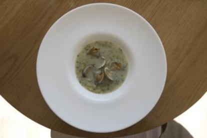 Plato de verdinas con berberechos del restaurante Quinqué.