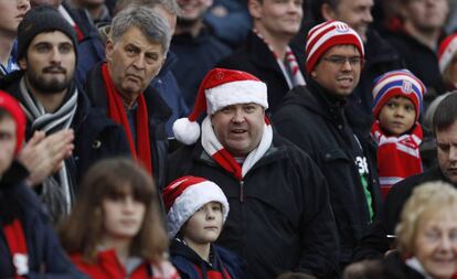 Aficionados del Stoke City durante un partido navideño de su equipo.