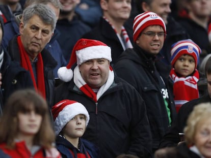 Aficionados del Stoke City durante un partido navide&ntilde;o de su equipo.